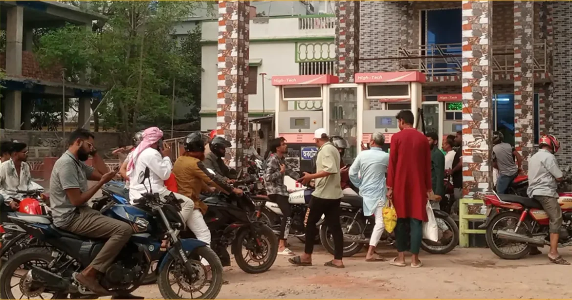 জ্বালানি তেলের সংকট পেট্রোল পাম্পে দীর্ঘ লাইন, তেল পাওয়ার অনিশ্চয়তা