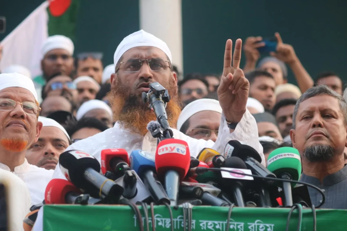 বিক্ষোভ সমাবেশে বক্তব্য দিচ্ছেন মাওলানা মামুনুল হক"