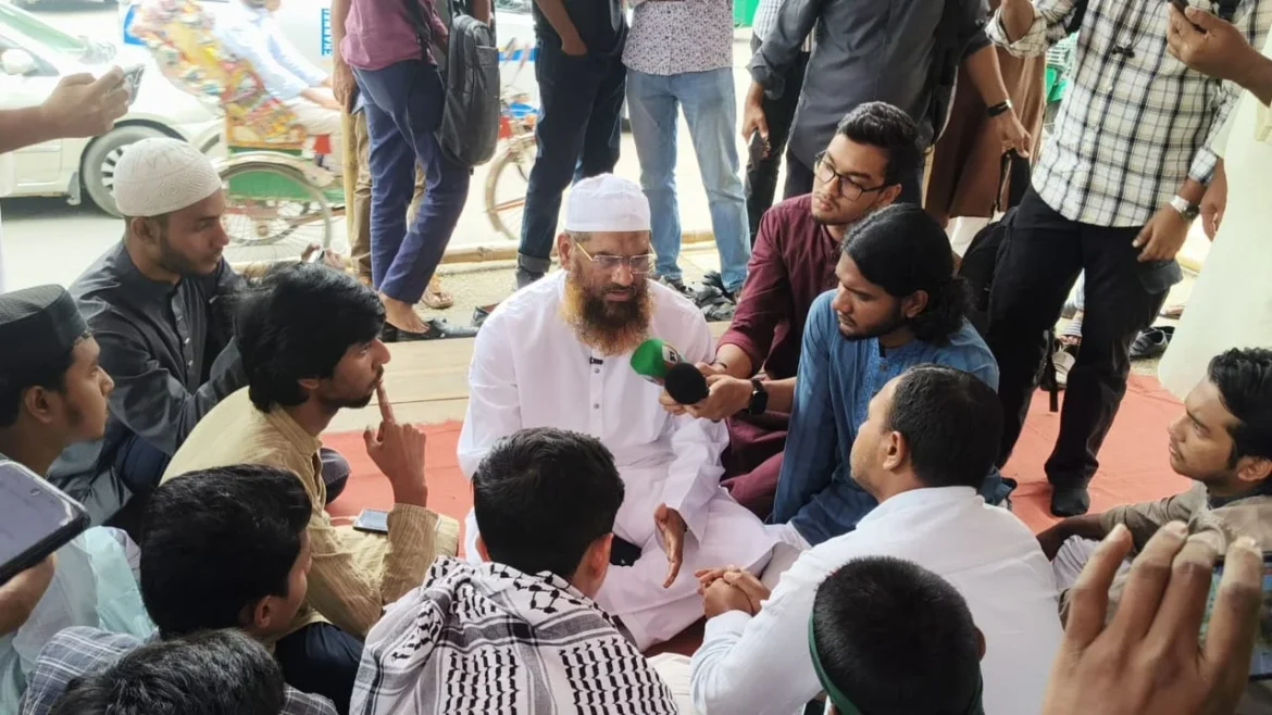 গণভোটের রায় বাস্তবায়নের দাবিতে অনশনরত শিক্ষার্থীদের প্রতি সংহতি জানালেন মাওলানা মামুনুল হক