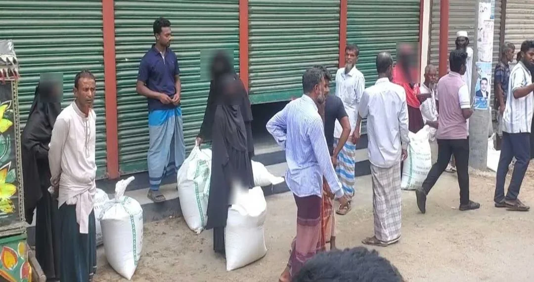 ভোলার দৌলতখানে জেলেদের ত্রাণ বিতরণ