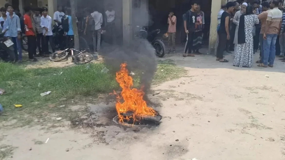 মোস্তফাপুর বহুমুখী উচ্চ বিদ্যালয়ের এসএসসি পরীক্ষার্থীদের টায়ার জ্বালিয়ে বিক্ষোভ