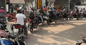 জ্বালানি তেলের সংকট পেট্রোল পাম্পে দীর্ঘ লাইন, তেল পাওয়ার অনিশ্চয়তা