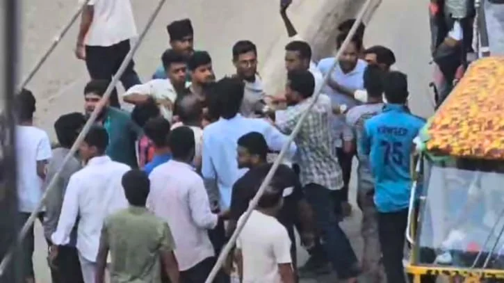 চাষাঢ়ায় হকার উচ্ছেদ অভিযানকে কেন্দ্র করে নাসিক কর্মীদের ওপর হামলা