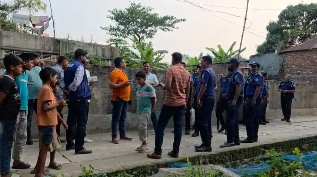 নারায়ণগঞ্জে পুলিশের কাছ থেকে হ্যান্ডকাফসহ ৫ আসামি ছিনতাই