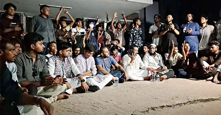 মামলা না নেওয়ার অভিযোগে থানার সামনে অবস্থান নাসীরুদ্দীন পাটওয়ারীর