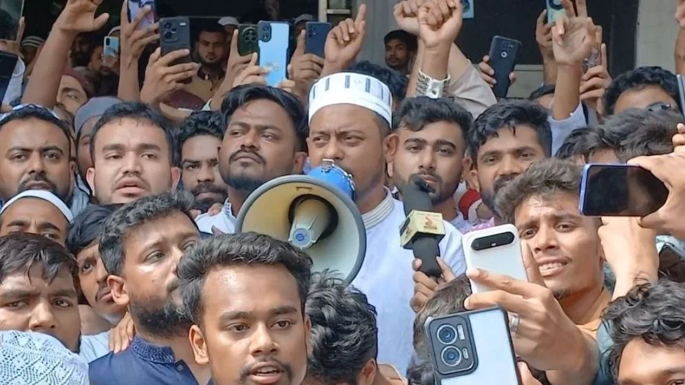 নাসীরুদ্দীন পাটওয়ারীর উপস্থিতি ঘিরে মসজিদে হুড়োহুড়ি