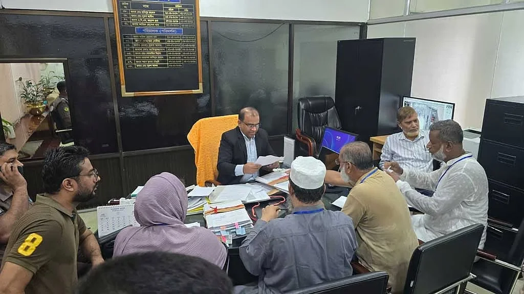 আমানত সুরক্ষার দাবিতে চট্টগ্রামে ইসলামী ব্যাংক গ্রাহকদের বিক্ষোভ ও স্মারকলিপি