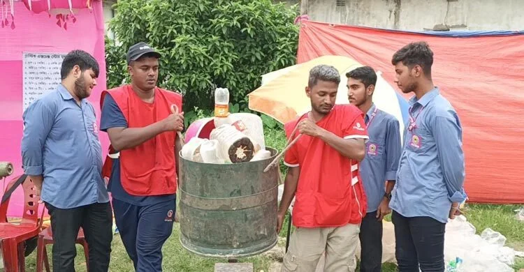 টাঙ্গাইলে  পরিবেশ রক্ষায় প্লাস্টিক জমা দিলেই মিলছে গাছ ও নিত্যপণ্য