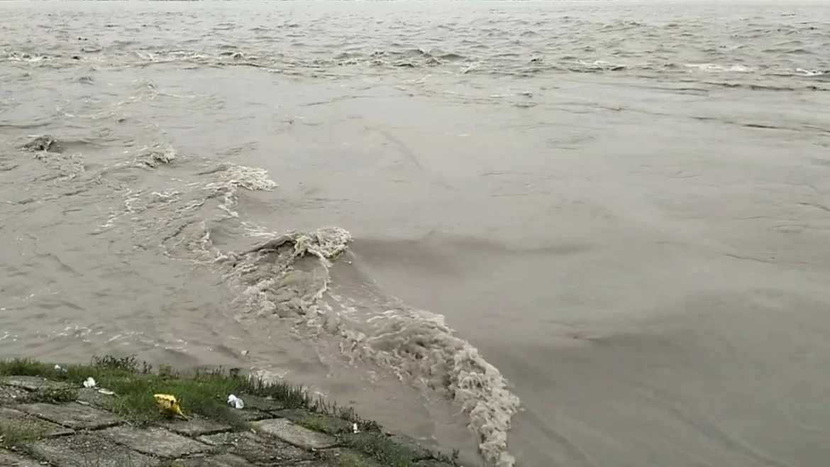 ভারতের গজলডোবা ব্যারাজের গেট খুলে চলছে নিয়ন্ত্রণ