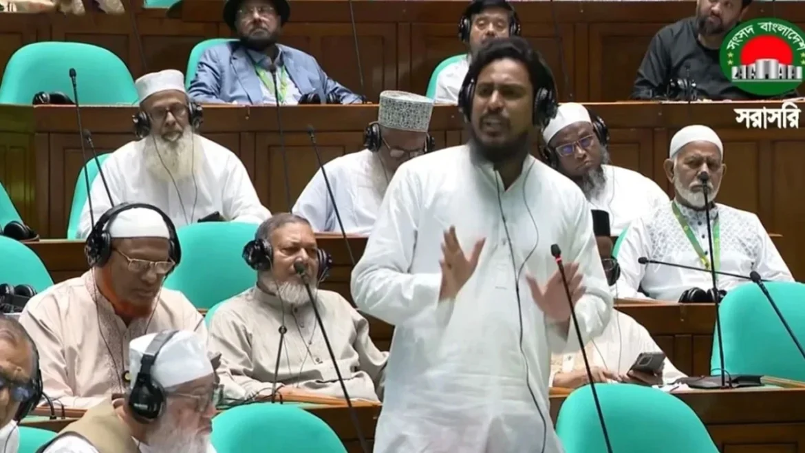 ব্যাংক খাতে চলছে অরাজকতা: আখতার হোসেন