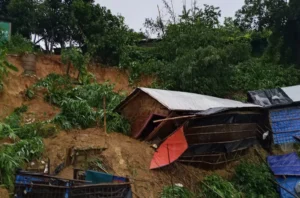 টানা ভারী বর্ষণের মধ্যে কক্সবাজারের ঝুঁকিপূর্ণ পাহাড়ি এলাকা থেকে বাসিন্দাদের নিরাপদ আশ্রয়ে সরিয়ে নিচ্ছে প্রশাসন।