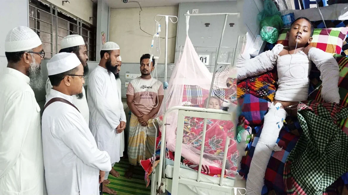 বার্ন ইউনিটে দগ্ধ শিশু রায়হানের শারীরিক অবস্থার খোঁজ নিচ্ছেন প্রিন্সিপাল মাওলানা রাকীবুল ইসলাম।