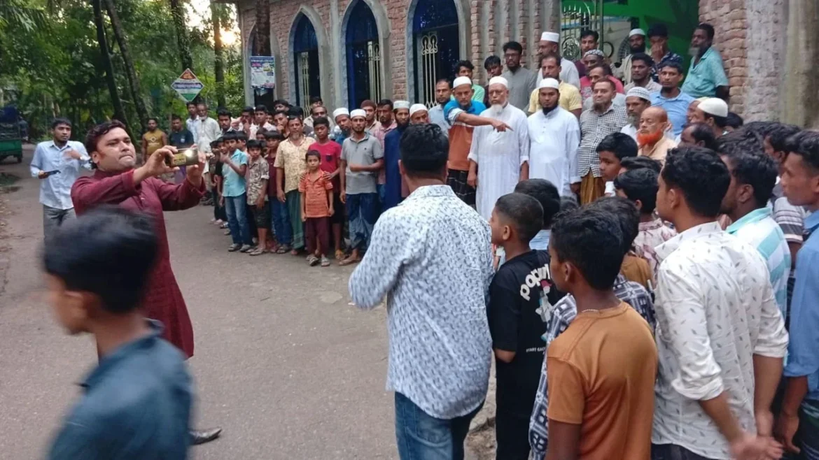 মসজিদে ঢুকে ইমামকে মারধর