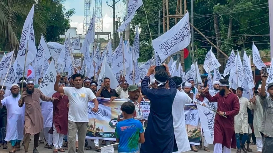ফরিদপুরে কালেমা খচিত সাদা পতাকা নিয়ে মিছিল-সমাবেশ