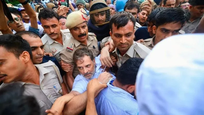মোদির বাসভবনের সামনে বিক্ষোভ