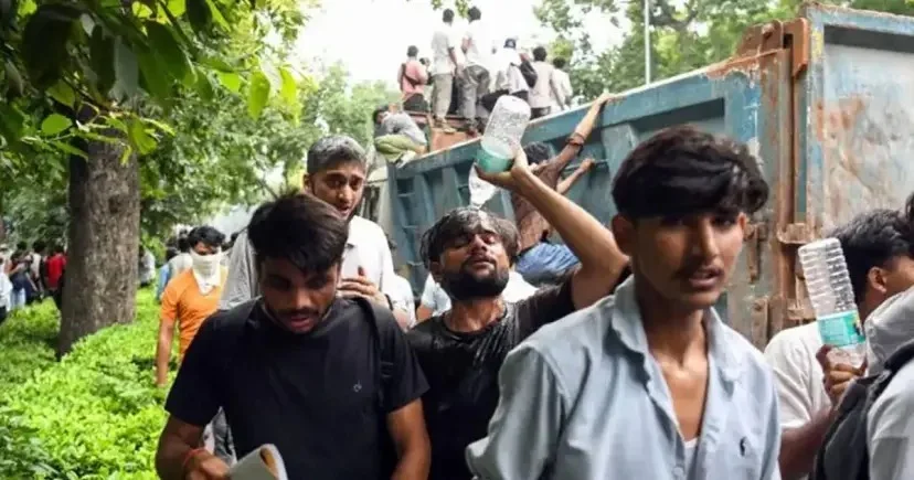 ভারতে আন্দোলনরত শিক্ষার্থীদের পাশে সাধারণ মানুষ