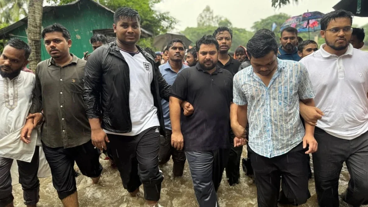 আনোয়ারায় পানিবন্দি মানুষের পাশে নাহিদ-হাসনাত