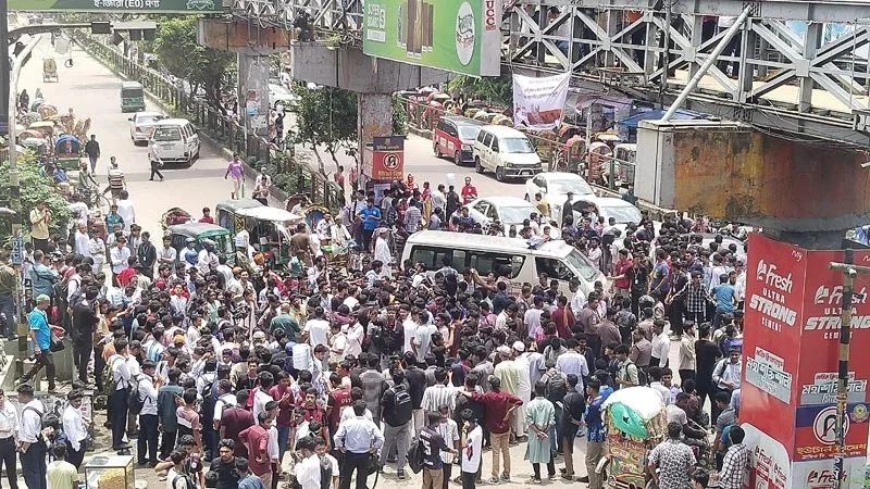 এইচএসসি পরীক্ষা স্থগিত ও শিক্ষামন্ত্রীর পদত্যাগ দাবিতে রাজধানীতে শিক্ষার্থীদের বিক্ষোভ