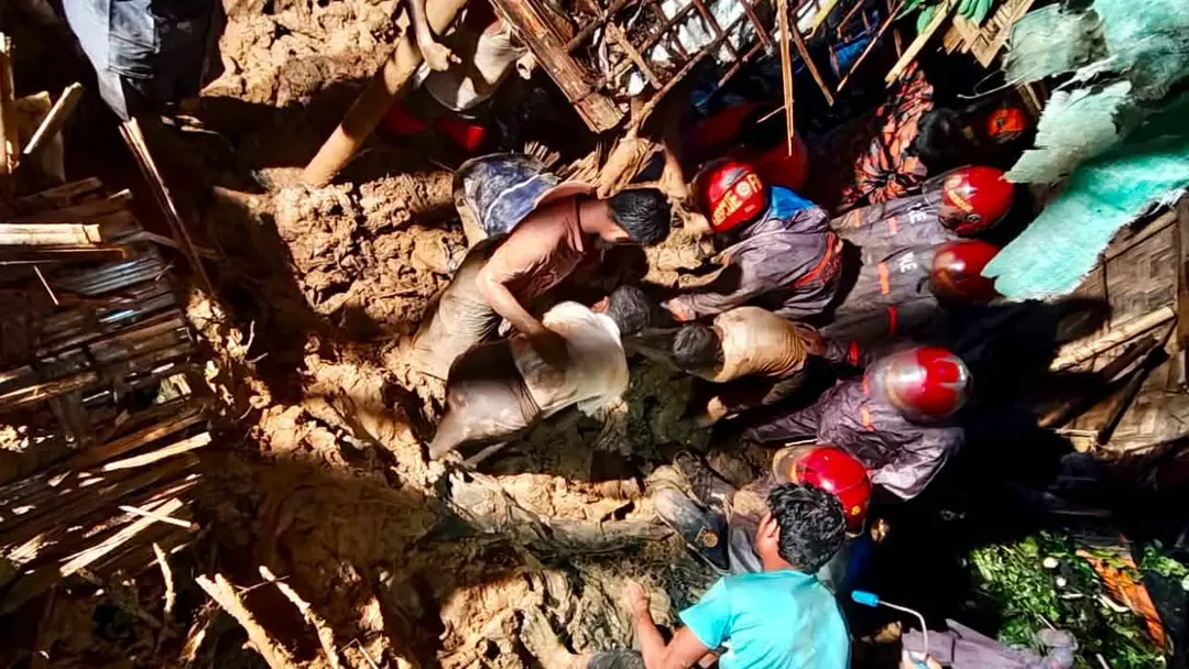 টানা ভারী বর্ষণের মধ্যে কক্সবাজারের ঝুঁকিপূর্ণ পাহাড়ি এলাকা থেকে বাসিন্দাদের নিরাপদ আশ্রয়ে সরিয়ে নিচ্ছে প্রশাসন।