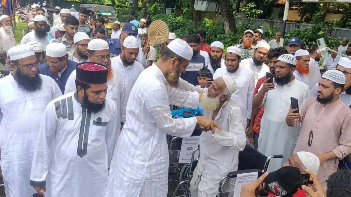 মোল্লাহাটে হুইলচেয়ার ও ভ্যান বিতরণ করছেন আল্লামা মামুনুল হক