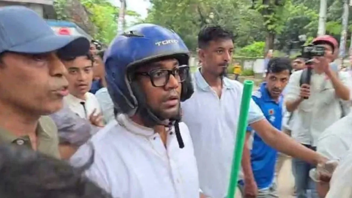 আলিয়া মাদরাসায় ছাত্রদল-শিবির সংঘর্ষে হেলমেট-পাইপ হাতে মাঠে যুবদল নেতা নয়ন