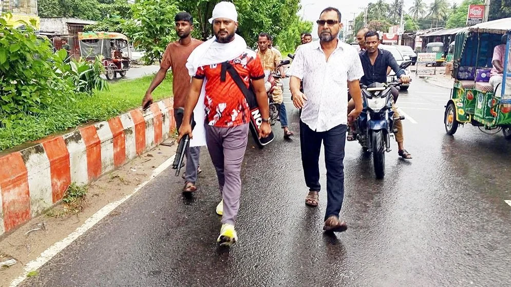 বিএনপির দুই পক্ষের বিরোধের মধ্যে প্রকাশ্যে অস্ত্র মহড়া