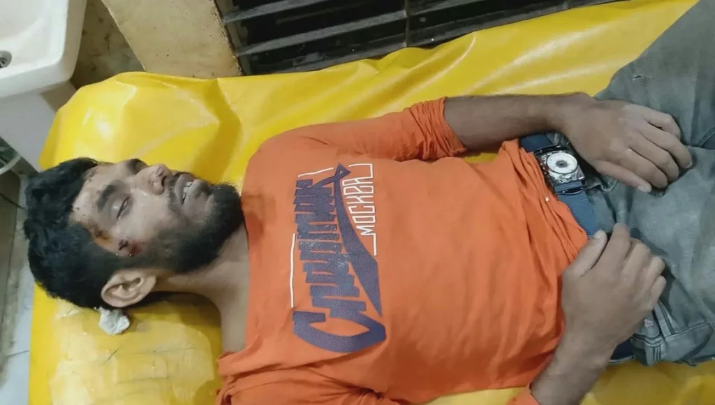 চলন্ত ট্রেনের ছাদ থেকে ফেলে দেওয়ার অভিযোগ