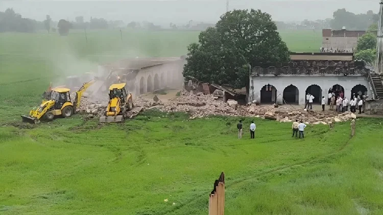 উত্তরপ্রদেশে ৫৯ বছরের পুরোনো মাদরাসার অর্ধেক গুঁড়িয়ে দিল প্রশাসন