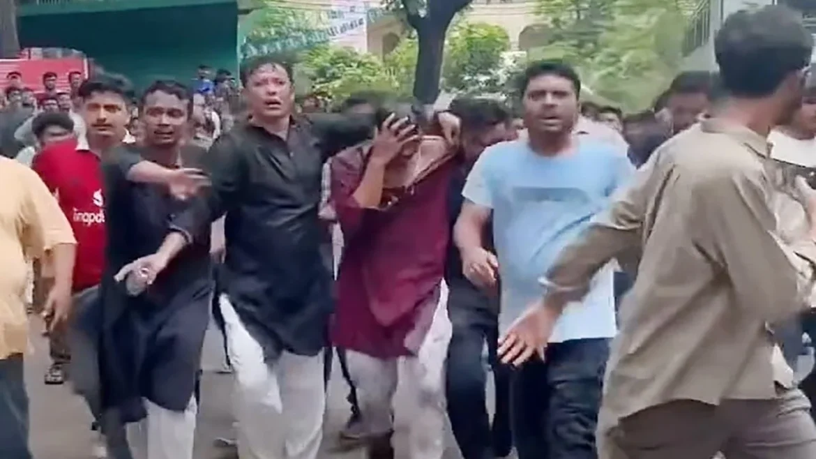জবিতে প্ল্যাকার্ড প্রদর্শনকে কেন্দ্র করে শিবির-ছাত্রশক্তির একাধিক নেতার ওপর ছাত্রদলের হামলা