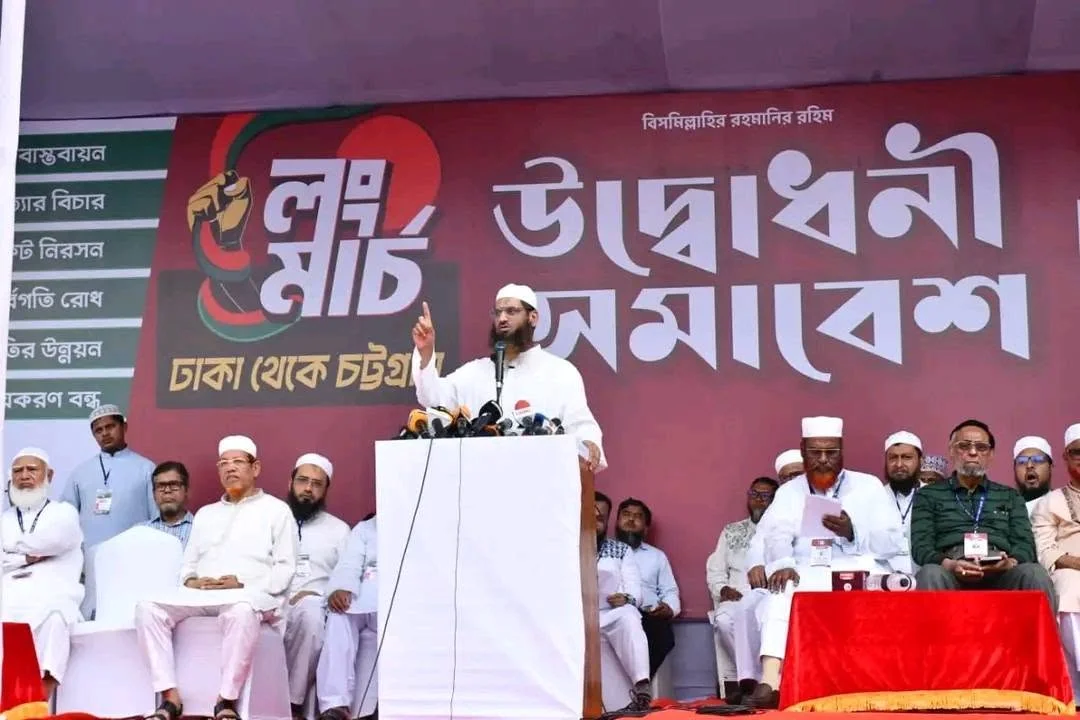 শাপলা চত্বরে বক্তব্য দিচ্ছেন আল্লামা মামুনুল হক