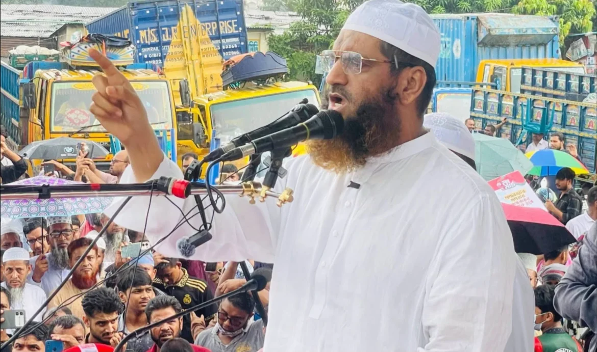 চিটাগাং রোডের পথসভায় বক্তব্য দিচ্ছেন আল্লামা মামুনুল হক
