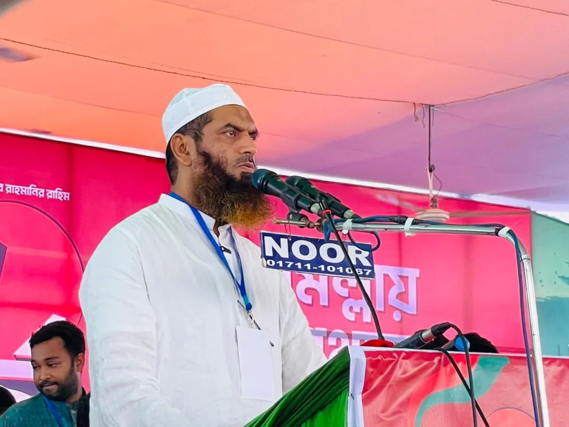 কুমিল্লার পদুয়ারবাজারে লংমার্চের পথসভায় বক্তব্য দিচ্ছেন মামুনুল হক