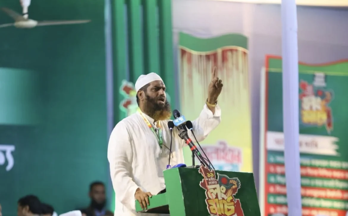 চট্টগ্রামের লালদীঘি সমাবেশে বক্তব্য দিচ্ছেন মামুনুল হক