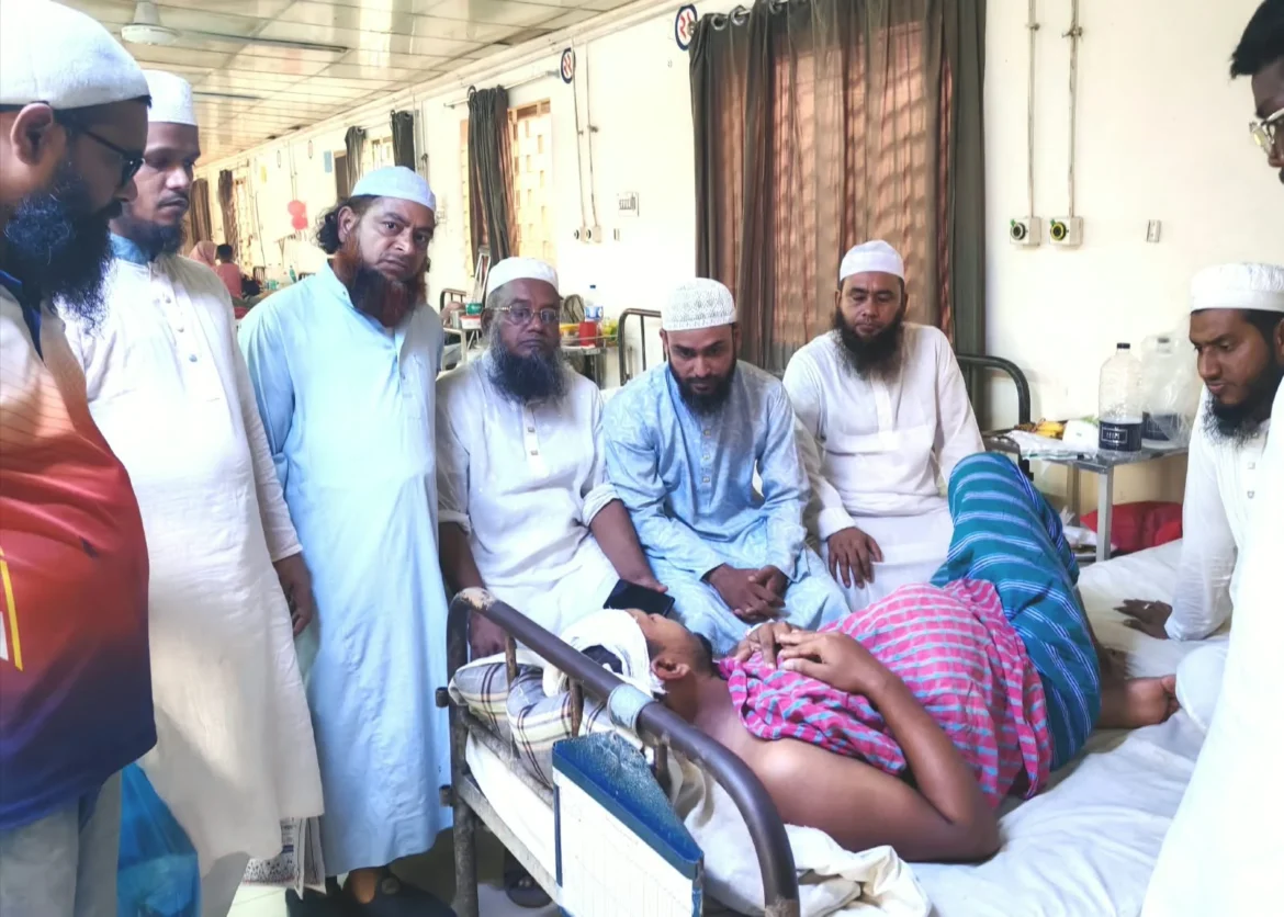 হামলায় আহত এনসিপি নেতা তৌহিদের সঙ্গে বাংলাদেশ খেলাফত মজলিস নারায়ণগঞ্জ মহানগর নেতৃবৃন্দ
