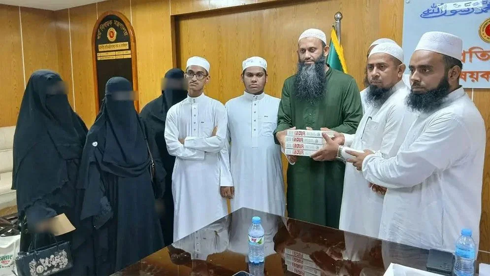 বিশ্বজয়ী হাফেজদের দেওয়া ‘নেক্সাস’ বই ফেরত নিল ধর্ম মন্ত্রণালয়